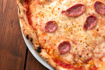 Deliziosa pizza sarda con salsiccia di suino e pecorino 