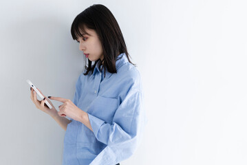 Fototapeta premium 携帯電話を使う女性