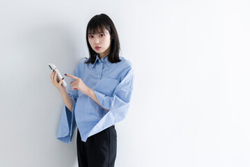 Fototapeta premium 携帯電話を使う女性