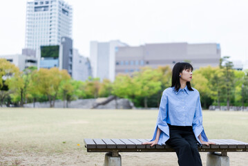 街の公園にいる女性