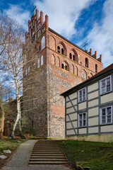 Westbau der Angermünder Stadtpfarrkirche St. Marien, davor die denkmalgeschützte ehemalige Schule (Blick von Nordwesten)