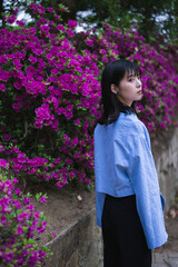Fototapeta premium 街の公園にいる女性