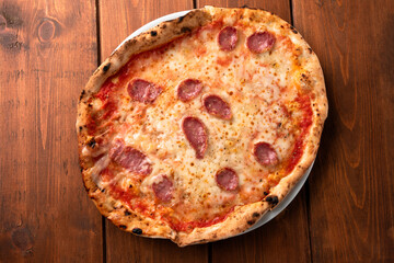 Deliziosa pizza sarda con salsiccia di suino e pecorino 