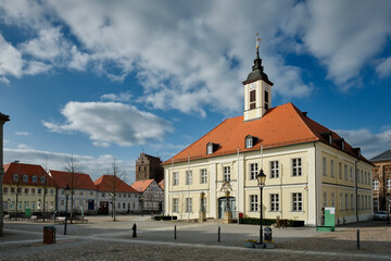 Denkmalgeschützter Marktplatz mit dem historisches Rathaus in der Altstadt von Angermünde. Im...