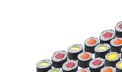 Comida japonesa. Sushi. Fondo blanco con makis de aguacate, salmón, atún y mango. Acuarela.