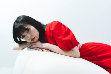 赤いワンピースの女性
