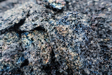 Lavastein auf Big Island schimmert in blau und grün