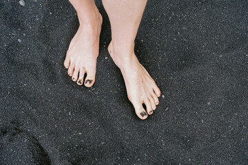 Barfuß stehend im schwarzen Sand, Black Sand Beach Hawaii