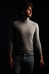 Naklejka premium young man looks away