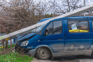 Obraz na płótnie Canvas Due to the accident, a lamp post fell on the minibus. Severe car accident. 