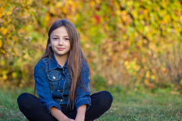 Obraz premium portrait of a girl sitting in the autumn park