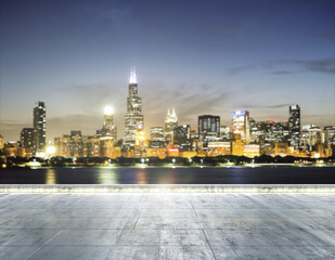 Obraz premium Empty dirty concrete embankment on the background of beautiful Chicago skyline at twilight, mockup