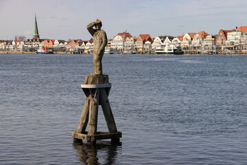 Ostseebad Travemünde; Matrose Fiete vor der Altstadttkulisse