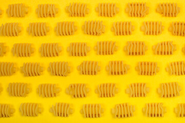 Textura de pasta seca amarilla sobre un fondo amarillo. Vista superior