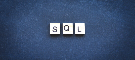 Holzbuchstaben auf Tafel, SQL