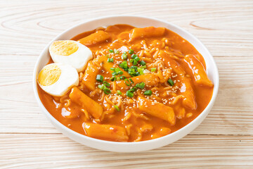 Korean instant noodle and Tteokbokki in Korean spicy sauce - Rabokki