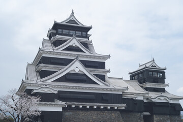 Fototapeta na wymiar 地震で大きな被害を受けた熊本城の復旧と未だ残る傷跡