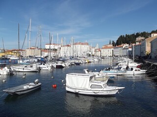 Fototapeta na wymiar Motor- und Segelboote im Hafen von Piran, Slovenien
