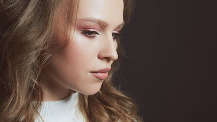 Obraz premium Portrait of beautiful woman model with fresh daily makeup and romantic wavy hairstyle