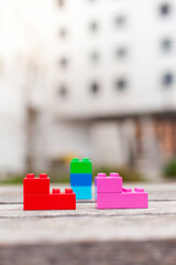 Stacked group of toy building blocks in brightly colored. Concept political parties.
Gestapelte...