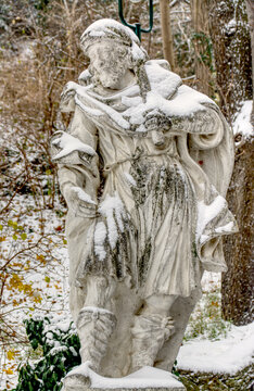 Statue im Winter