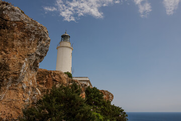 Fototapeta na wymiar white lighthouse at the coast