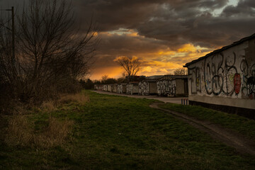 Garagen mit Dramatik Himmel