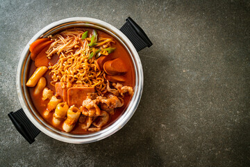 Budae Jjigae or Budaejjigae (Army stew or Army base stew). It is loaded with Kimchi, spam, sausages, ramen noodles and much more