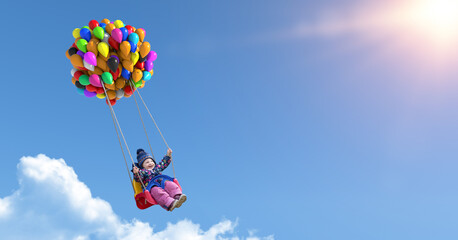 Lachendes Kind fliegt mit Luftballons durch die Lüfte