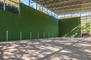 Sports facility to play fronton and paddle tennis.