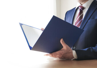 ファイルを開くビジネスマン