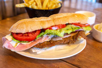 sandwich de milanesa con papas fritas