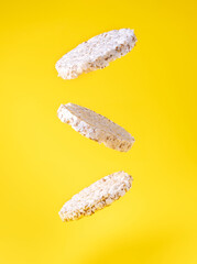 Obraz premium a multi-grain cracker falls on a yellow background