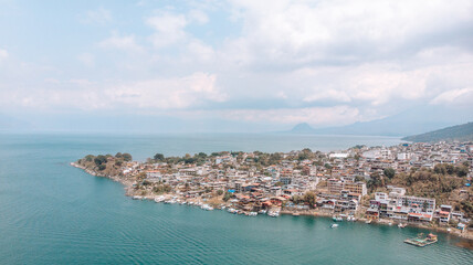 Fototapeta na wymiar Luftaufnahme einer Stadt am See mit blauen Wasser und schöner Wolkenstimmung.