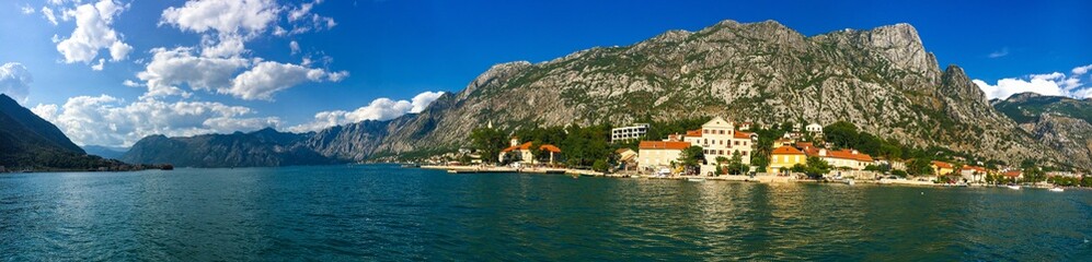 Lago entre montañas 