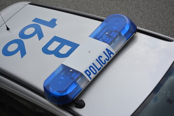 Znak policja na radiowozie polskiej policji. 