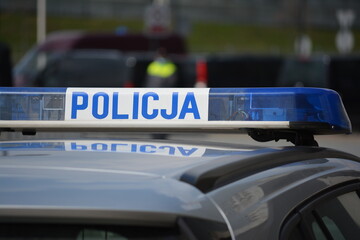 Znak policja na radiowozie polskiej policji.  - obrazy, fototapety, plakaty