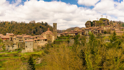 Fototapeta na wymiar Panoramic view from Sta. Magdalena of the medieval town of Rupit that remains stepped on a cliff. Rupit. Catalonia, Spain