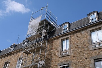 Échafaudage installé sur le toit d'un immeuble