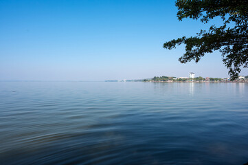 Fototapeta na wymiar Beautiful lake of Phayao with blue sky at Phayao, Thailand.