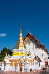 Beautiful northern Thai temple Wat Si Don Kham in Long District, Phrae Provice, Thailand (Publie Domain.)