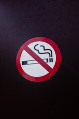 znak zakaz palenia na ciemnym tle - obrazy, fototapety, plakaty