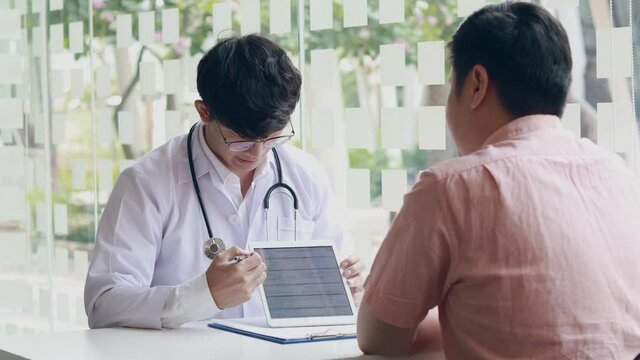 Get medical advice, Patient receives medical consultation, Doctor in hospital.