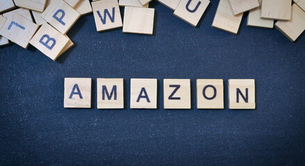 Holzbuchstaben auf Tafel, Amazon