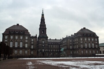 Fototapeta na wymiar Palacio de Christiansborg, palacio y edificio gubernamental en el islote de Slotsholmen ubicado en el centro de Copenhague, Dinamarca.