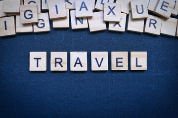 Holzbuchstaben auf Tafel, Travel
