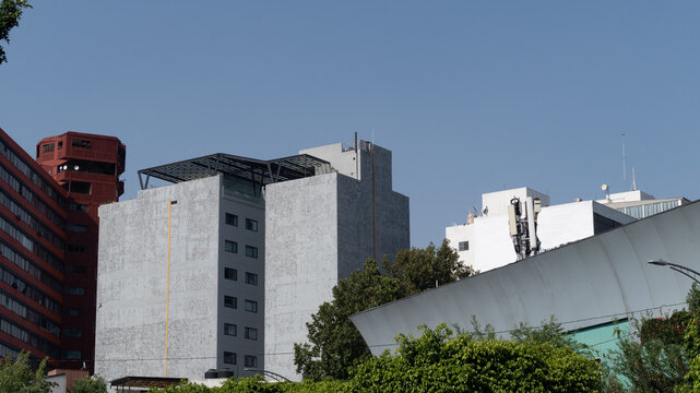 paisaje urbano con varios edificios y cielo azul