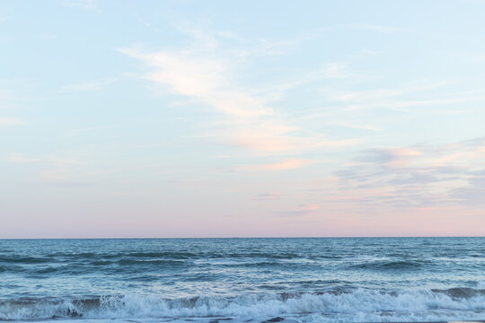 Fondo de atardecer en la playa. Mar en calma.