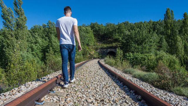 Sobre las v&iacute;as del tren
