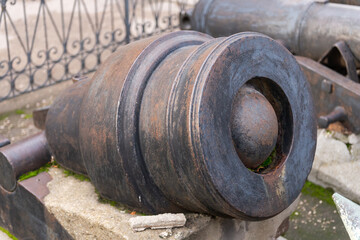 An old ship's cannon. Mounted howitzer. The core in the barrel of the gun.